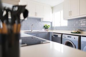 Η κουζίνα ή μικρή κουζίνα στο Kenwyn on Sea 210