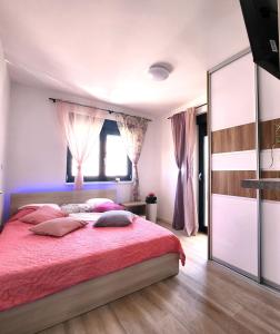 Ένα ή περισσότερα κρεβάτια σε δωμάτιο στο Apartments "CALMA" with Private Pool - Suitable for Groups of People