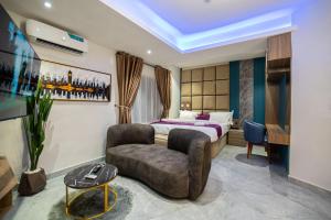 Postel nebo postele na pokoji v ubytování Nomase Hotel Limited