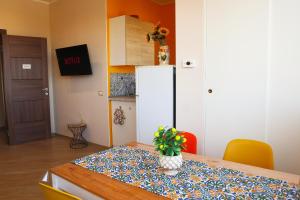 A kitchen or kitchenette at ARTrinacria Apartments - Qubba