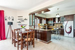 a kitchen and dining room with a table and chairs at Sunlit sea view apartments in Stalos