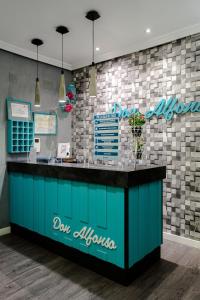 un bar in un ristorante con bancone blu di Hostal Don Alfonso a Madrid