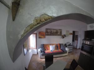a living room with a couch and an archway at La casa di Pluto in Farigliano