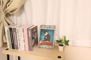 Knihovna v apartmánu