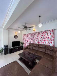 Χώρος καθιστικού στο Royal Villa 2 - Big Pvt Swimming Pool - 3BHK Villa - Lonavala