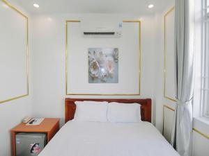 Postel nebo postele na pokoji v ubytování Ngọc Châu Hotel