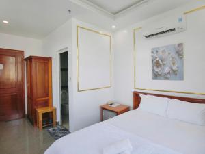 Postel nebo postele na pokoji v ubytování Ngọc Châu Hotel