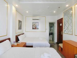 Postel nebo postele na pokoji v ubytování Ngọc Châu Hotel