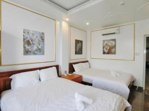 Postel nebo postele na pokoji v ubytování Ngọc Châu Hotel