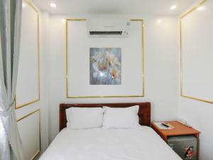 Postel nebo postele na pokoji v ubytování Ngọc Châu Hotel