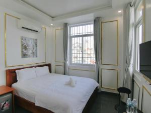Postel nebo postele na pokoji v ubytování Ngọc Châu Hotel