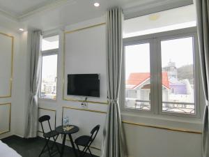 TV a/nebo společenská místnost v ubytování Ngọc Châu Hotel