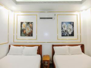 Postel nebo postele na pokoji v ubytování Ngọc Châu Hotel