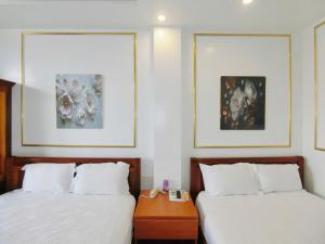 Postel nebo postele na pokoji v ubytování Ngọc Châu Hotel