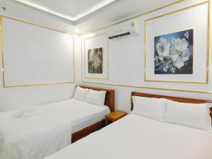 Postel nebo postele na pokoji v ubytování Ngọc Châu Hotel