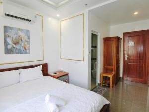 Postel nebo postele na pokoji v ubytování Ngọc Châu Hotel