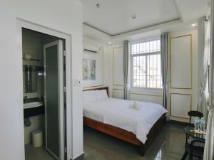 Postel nebo postele na pokoji v ubytování Ngọc Châu Hotel