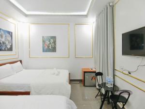 Postel nebo postele na pokoji v ubytování Ngọc Châu Hotel