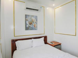 Postel nebo postele na pokoji v ubytování Ngọc Châu Hotel