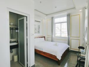 Postel nebo postele na pokoji v ubytování Ngọc Châu Hotel
