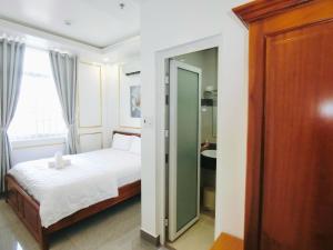 Postel nebo postele na pokoji v ubytování Ngọc Châu Hotel