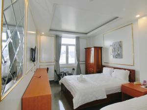 Postel nebo postele na pokoji v ubytování Ngọc Châu Hotel