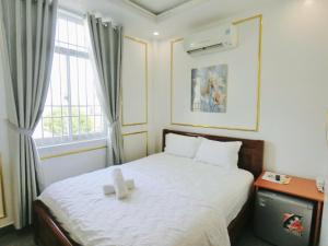 Postel nebo postele na pokoji v ubytování Ngọc Châu Hotel