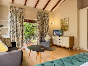 Amoris Guesthouse Randburg II - Darrenwood的电视和/或娱乐中心