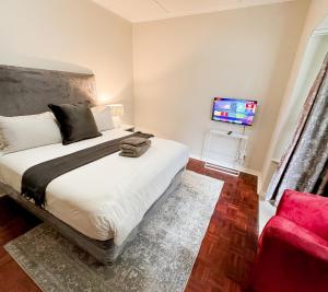 Amoris Guesthouse Randburg II - Darrenwood的电视和/或娱乐中心