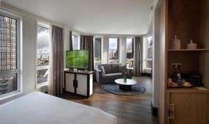 TV a/nebo společenská místnost v ubytování H10 London Waterloo