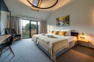 Ličko Petrovo SeloにあるLyra Hotel Plitviceのベッドルーム1室(大型ベッド1台、デスク付) +37枚の写真