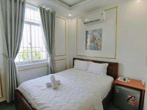 Postel nebo postele na pokoji v ubytování Ngọc Châu Hotel