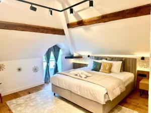 Postel nebo postele na pokoji v ubytování Hotel Les Rêveries du CLOS derrière St Jean Vignes &Spa