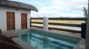 Bazén v ubytování Villa Laetisha Beach Resort nebo v jeho okolí