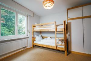 una camera da letto con un letto a castello e una finestra di Apartment Morgensonne ad Amden
