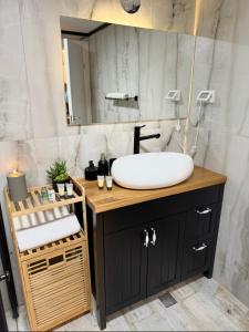ein Badezimmer mit Waschbecken und Spiegel in der Unterkunft בקתה 21 in Yuval + 29 Fotos