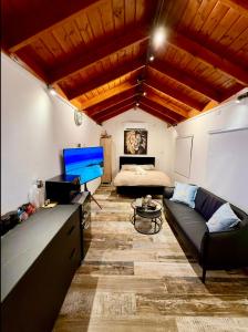 TV a/nebo společenská místnost v ubytování בקתה 21 + 26 fotografií
