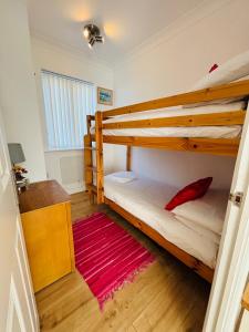 Postel nebo postele na pokoji v ubytování The Corner Lodge