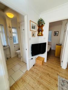 TV a/nebo společenská místnost v ubytování The Corner Lodge