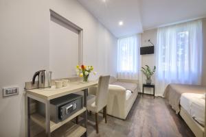 A television and/or entertainment centre at Albergo Silvio