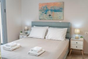 une chambre avec un lit avec des serviettes dessus dans l'établissement AGAVE suite, à Argostóli