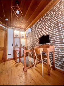 Zimmer mit Holztisch und Ziegelwand in der Unterkunft Authentic Turkish Home Standard Room in Istanbul + 2 Fotos