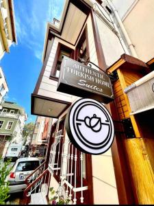 ein Schild an der Seite eines Gebäudes in der Unterkunft Authentic Turkish Home Standard Room in Istanbul