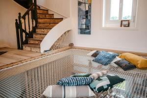 a room with a floor with pillows on it at Magnifique maison pour 8 avec jardin in Guissény +21 photos