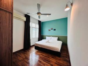 Postel nebo postele na pokoji v ubytování Shamrock Bay Haven 5BR Homestay for 22pax at B Ferringghi