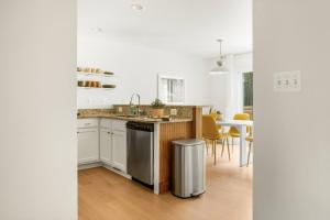 Η κουζίνα ή μικρή κουζίνα στο Walk to the Beach & Town | Stylish Beach Home