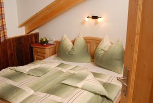A bed or beds in a room at Hacklbauer