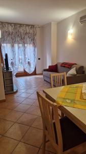 a living room with a table and a couch at Appartamento da Greta in Santa Maria degli Angeli