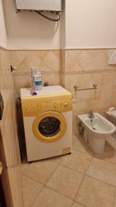 a small bathroom with a toilet and a sink at Appartamento da Greta in Santa Maria degli Angeli