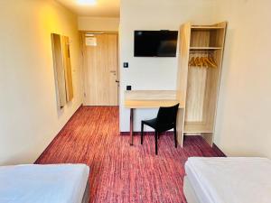 Televiisor ja/või meelelahutuskeskus majutusasutuses Hotel ROK